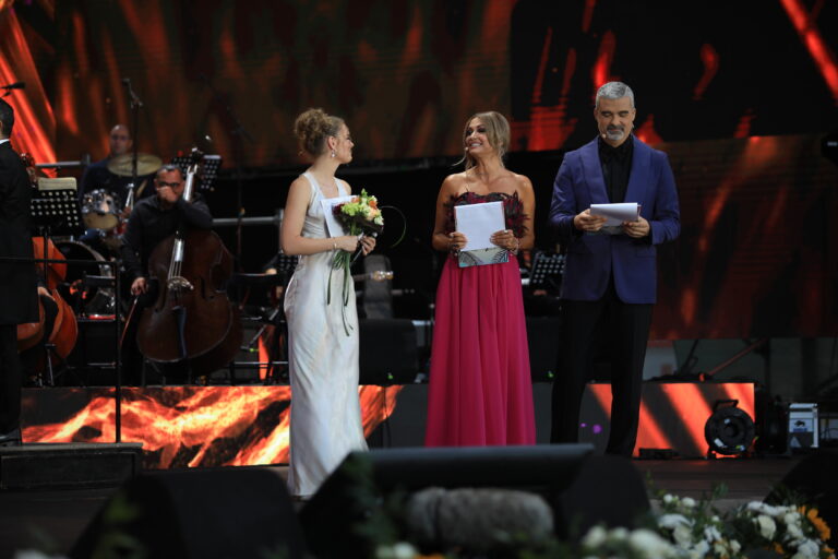 Festivalul Național de Muzică Ușoară “MAMAIA” 2024 și-a desemnat câștigătorii. LOREDANA a primit Premiul Special “MAMAIA Nostalgia” din partea OMD Mamaia&nbsp;Constanța